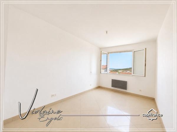 À NARBONNE-SUD – MAISON FAMILIALE DE 109 M² AVEC 3 CHAMBRES, 2 SALONS, JARDIN, TERRASSES ET GARAGE