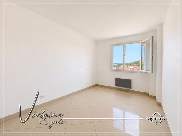 À NARBONNE-SUD – MAISON FAMILIALE DE 109 M² AVEC 3 CHAMBRES, 2 SALONS, JARDIN, TERRASSES ET GARAGE