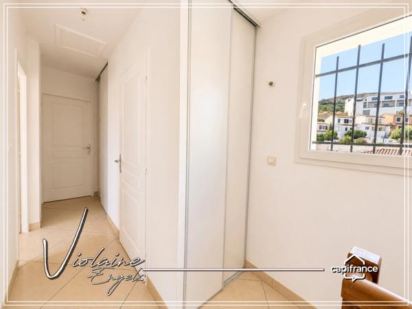 À NARBONNE-SUD – MAISON FAMILIALE DE 109 M² AVEC 3 CHAMBRES, 2 SALONS, JARDIN, TERRASSES ET GARAGE