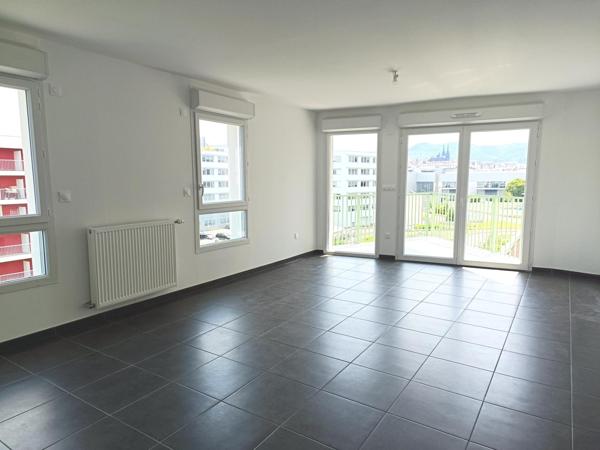 T3 neuf avec balcon et stationnement