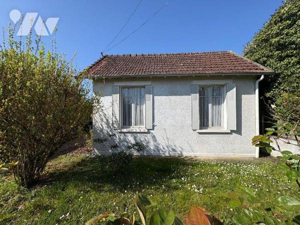 Située dans un quartier paisible de Salbris (41), cette maison offre un cadre de vie agréable e...