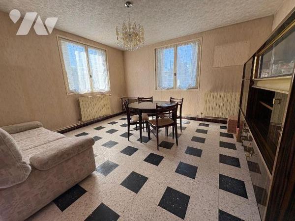 Située dans un quartier paisible de Salbris (41), cette maison offre un cadre de vie agréable e...