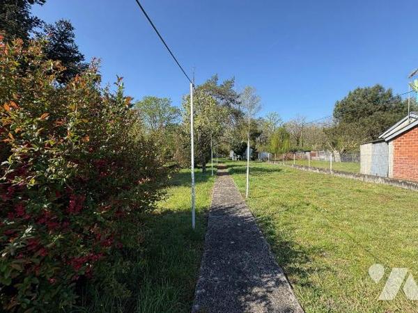Située dans un quartier paisible de Salbris (41), cette maison offre un cadre de vie agréable e...