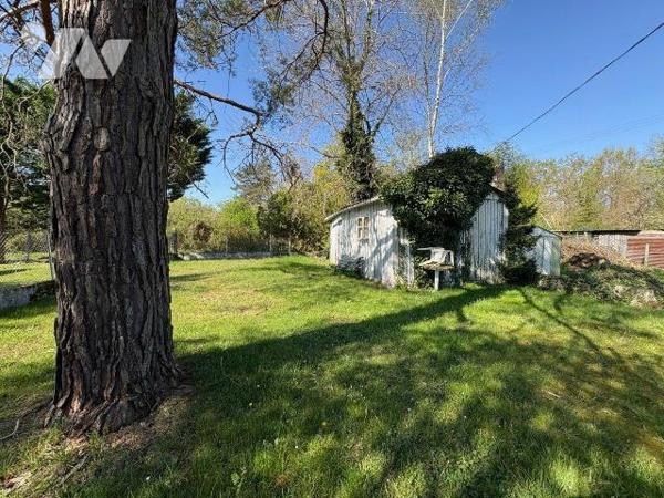 Située dans un quartier paisible de Salbris (41), cette maison offre un cadre de vie agréable e...