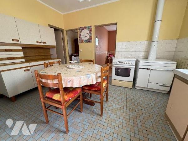 Située dans un quartier paisible de Salbris (41), cette maison offre un cadre de vie agréable e...