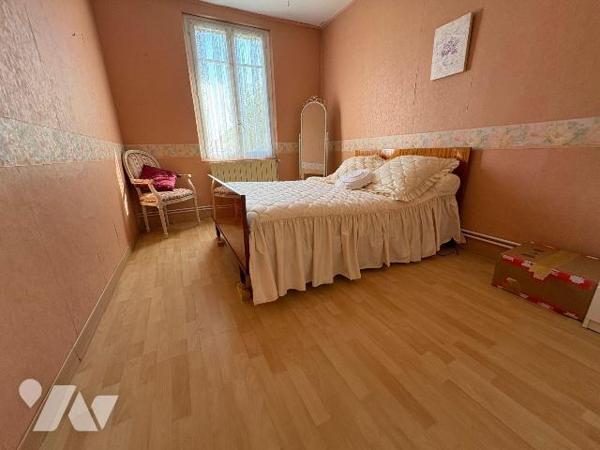 Située dans un quartier paisible de Salbris (41), cette maison offre un cadre de vie agréable e...