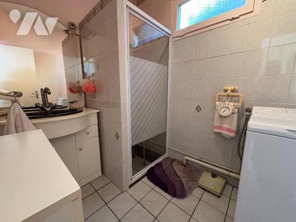 Située dans un quartier paisible de Salbris (41), cette maison offre un cadre de vie agréable e...