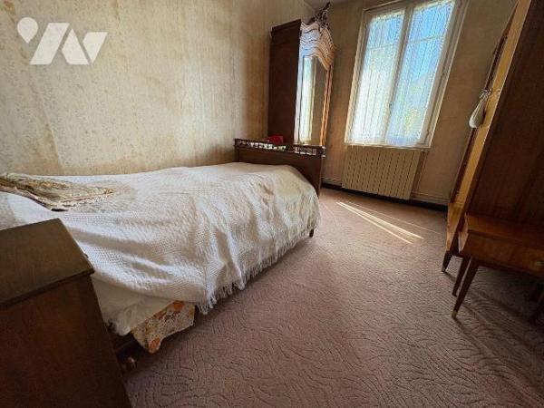 Située dans un quartier paisible de Salbris (41), cette maison offre un cadre de vie agréable e...