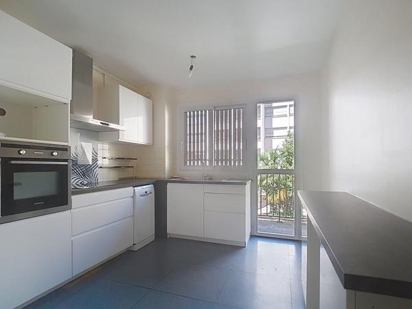 A vendre PAU CENTRE Appartement T4 de 100.53 m2 - résidence avec ascenseur, 2 balcons, suite parentale, cave et garage.