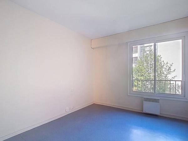 A vendre PAU CENTRE Appartement T4 de 100.53 m2 - résidence avec ascenseur, 2 balcons, suite parentale, cave et garage.