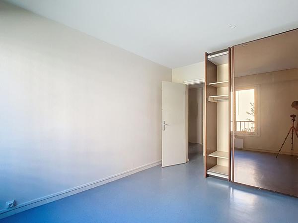A vendre PAU CENTRE Appartement T4 de 100.53 m2 - résidence avec ascenseur, 2 balcons, suite parentale, cave et garage.