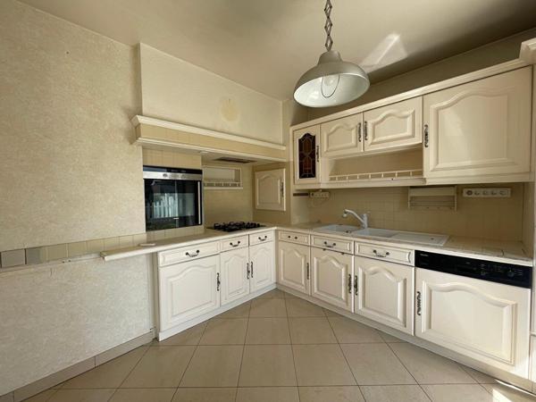 Maison de 105 m² - 2/3 chambres - garage - jardin 311 m² à Les Mureaux