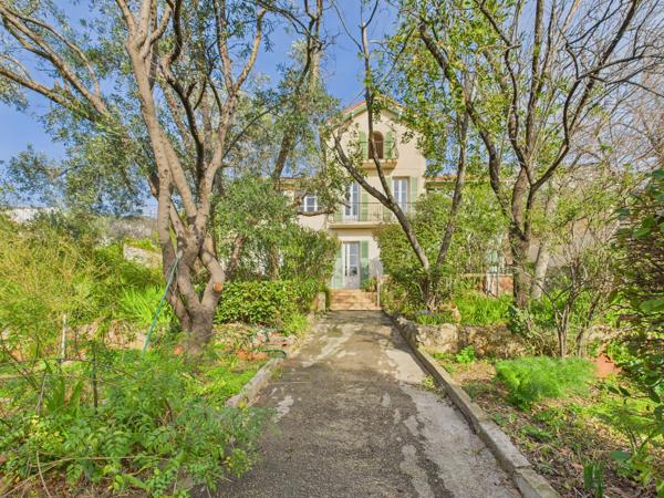 Toulon (83000) Toulon – Siblas Maison de caractère – 219 m² – Terrain 799 m² Vue dégagée et aperçu rade depuis les étages