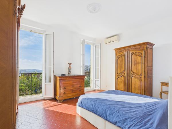 Toulon (83000) Toulon – Siblas Maison de caractère – 219 m² – Terrain 799 m² Vue dégagée et aperçu rade depuis les étages