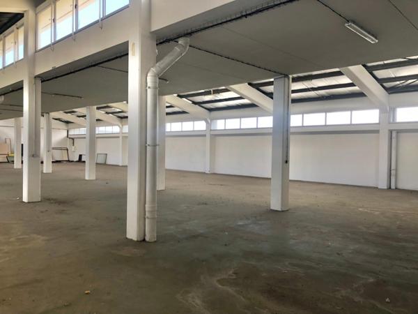 A louer  grand local de 1 000 m2 en ZI de St Pierre