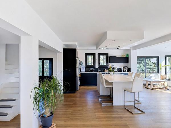 EXCLUSIVITÉ – Villa familiale avec piscine à proximité du Brusc et des plages