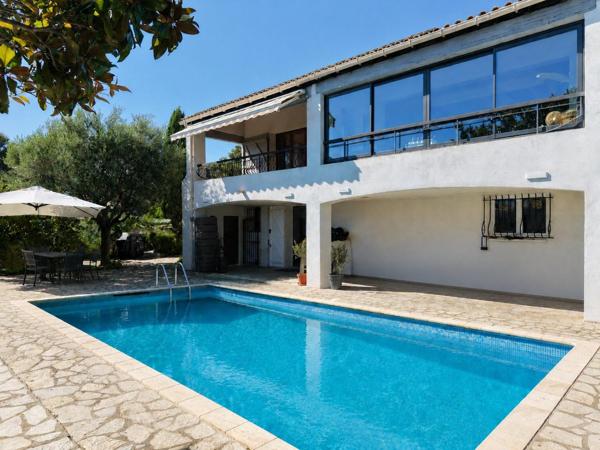 EXCLUSIVITÉ – Villa familiale avec piscine à proximité du Brusc et des plages