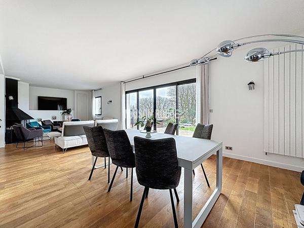Propriété contemporaine avec piscine - vue sur la baie