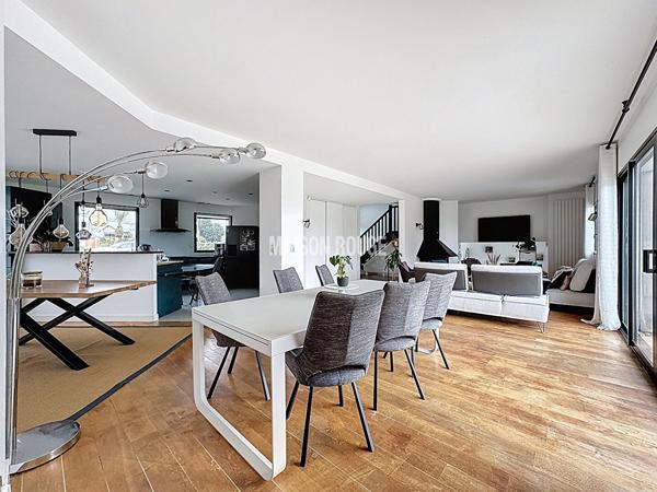 Propriété contemporaine avec piscine - vue sur la baie