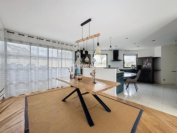 Propriété contemporaine avec piscine - vue sur la baie