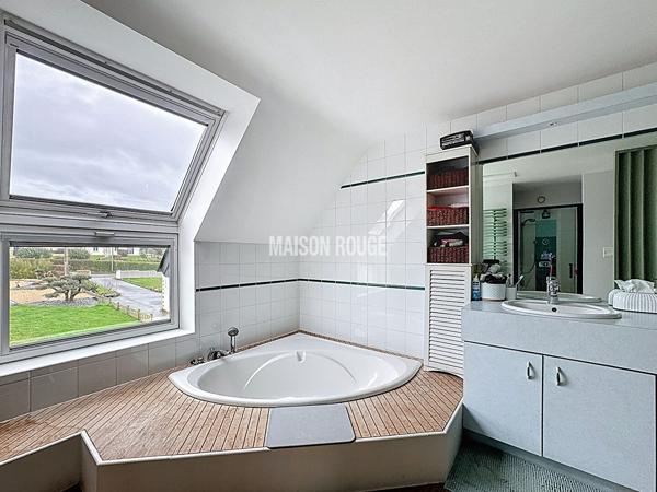 Propriété contemporaine avec piscine - vue sur la baie