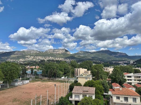 Toulon Ouest, grand appatrtement traversant de type 4 en dernier étage avec garage et cave, dans une résidence sécurisée. Vue dégagée, exposition Sud.