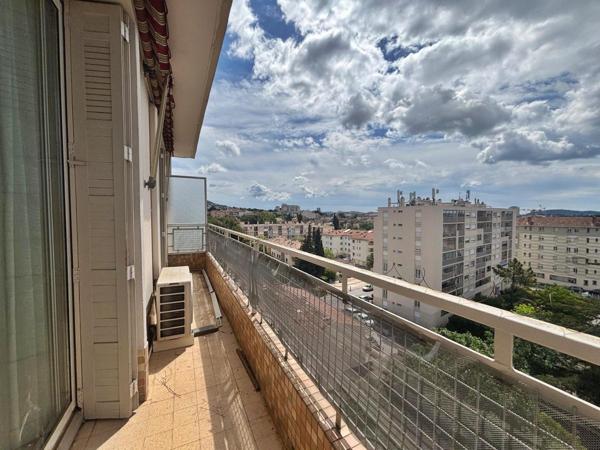 Toulon Ouest, grand appatrtement traversant de type 4 en dernier étage avec garage et cave, dans une résidence sécurisée. Vue dégagée, exposition Sud.