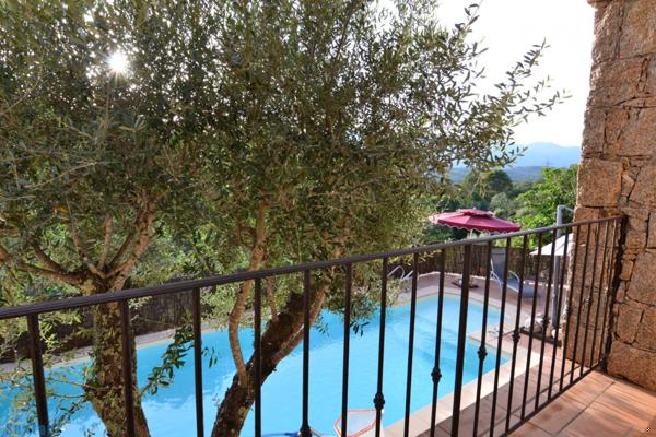 Au calme d'un charmant hameau, 15km des plages, villa 3 chambres avec piscine, vue et studio attenant