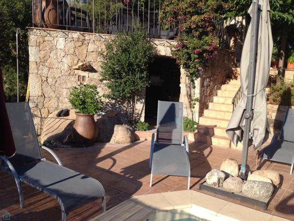 Au calme d'un charmant hameau, 15km des plages, villa 3 chambres avec piscine, vue et studio attenant