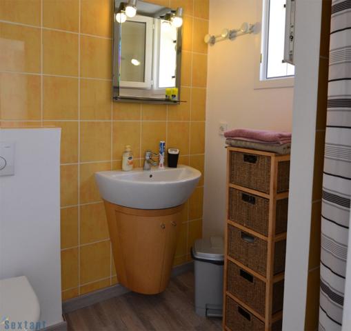 Au calme d'un charmant hameau, 15km des plages, villa 3 chambres avec piscine, vue et studio attenant