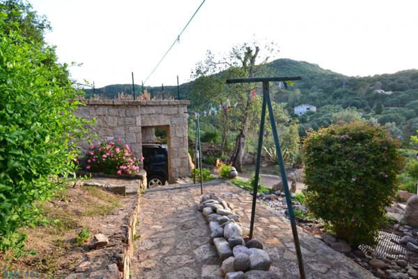 Au calme d'un charmant hameau, 15km des plages, villa 3 chambres avec piscine, vue et studio attenant