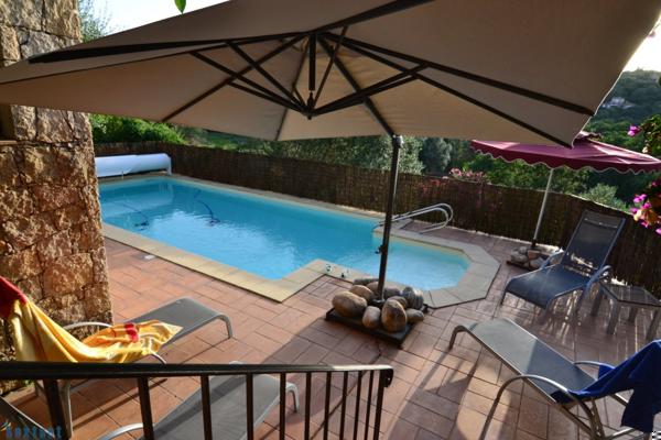 Au calme d'un charmant hameau, 15km des plages, villa 3 chambres avec piscine, vue et studio attenant