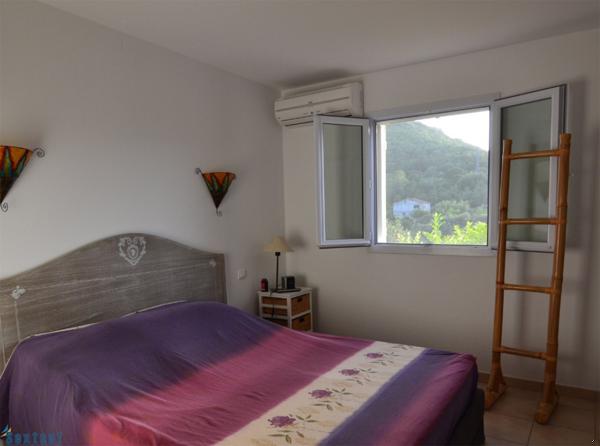 Au calme d'un charmant hameau, 15km des plages, villa 3 chambres avec piscine, vue et studio attenant