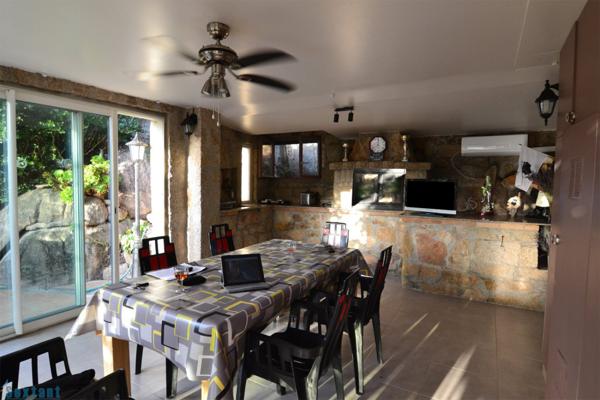 Au calme d'un charmant hameau, 15km des plages, villa 3 chambres avec piscine, vue et studio attenant