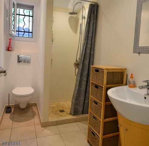 Au calme d'un charmant hameau, 15km des plages, villa 3 chambres avec piscine, vue et studio attenant