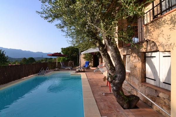 Au calme d'un charmant hameau, 15km des plages, villa 3 chambres avec piscine, vue et studio attenant