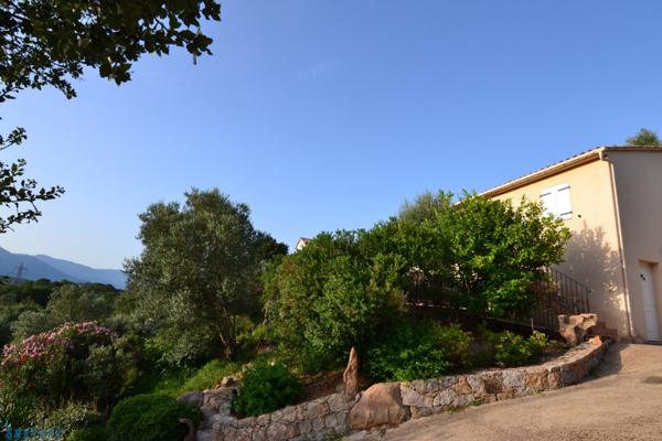 Au calme d'un charmant hameau, 15km des plages, villa 3 chambres avec piscine, vue et studio attenant