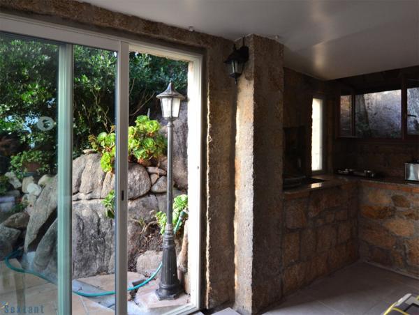 Au calme d'un charmant hameau, 15km des plages, villa 3 chambres avec piscine, vue et studio attenant