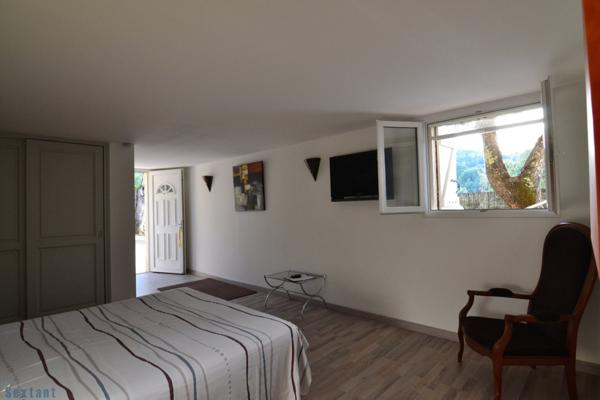 Au calme d'un charmant hameau, 15km des plages, villa 3 chambres avec piscine, vue et studio attenant