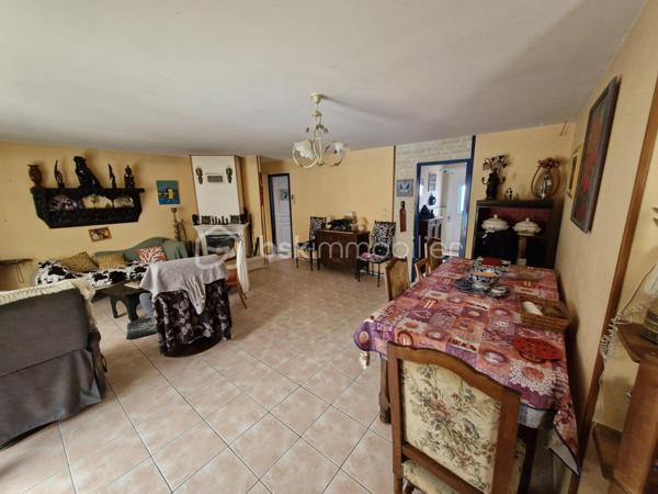 Venez découvrir cette charmante maison de 112m2 sur son terrain clos de 757m2 sans vis-à-vis à Chéray (Saint-Georges-d'Oléron).
Cette maison se compose d'une entrée donnant sur un vaste et lumineux séjour/salle à manger/cuisine ouverte et équipée ( frigo, four, plaques gaz et electrique et lave-vaisselle ), un cellier, 4 chambres, un WC séparé et une salle de bain (douche/baignoire).
Pour la partie jardin paysager vous pourrez profiter d'une grande terrasse couverte avec piscine au chlore, un local technique, une pompe à chaleur et un barbecue pour passer un moment convivial en famille ou entre amis. Un cabanon de bricolage au fond du jardin.
La maison se situe au pied des pistes cyclables, à 10min en vélo de la plage / 5min des commodités( Carrefour Market ) et du marché/ 10min de Saint-Pierre-d'Oléron.
Les points forts : le jardin avec piscine, les commodités, la toiture impeccable, 4 chambres, double vitrage, proche mer et piste cyclable, sans vis-à-vis et au calme.
Le système de chauffage est électrique et insert/cheminée.
L'assainissement se fait par le tout à l’égout.
Idéal familles nombreuses ou pour une retraite paisible.