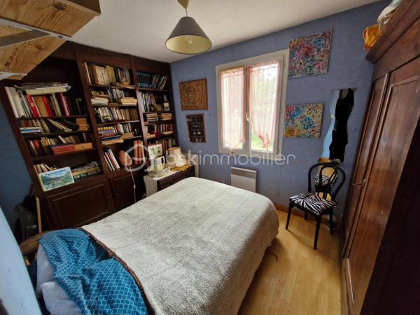 Venez découvrir cette charmante maison de 112m2 sur son terrain clos de 757m2 sans vis-à-vis à Chéray (Saint-Georges-d'Oléron).
Cette maison se compose d'une entrée donnant sur un vaste et lumineux séjour/salle à manger/cuisine ouverte et équipée ( frigo, four, plaques gaz et electrique et lave-vaisselle ), un cellier, 4 chambres, un WC séparé et une salle de bain (douche/baignoire).
Pour la partie jardin paysager vous pourrez profiter d'une grande terrasse couverte avec piscine au chlore, un local technique, une pompe à chaleur et un barbecue pour passer un moment convivial en famille ou entre amis. Un cabanon de bricolage au fond du jardin.
La maison se situe au pied des pistes cyclables, à 10min en vélo de la plage / 5min des commodités( Carrefour Market ) et du marché/ 10min de Saint-Pierre-d'Oléron.
Les points forts : le jardin avec piscine, les commodités, la toiture impeccable, 4 chambres, double vitrage, proche mer et piste cyclable, sans vis-à-vis et au calme.
Le système de chauffage est électrique et insert/cheminée.
L'assainissement se fait par le tout à l’égout.
Idéal familles nombreuses ou pour une retraite paisible.
