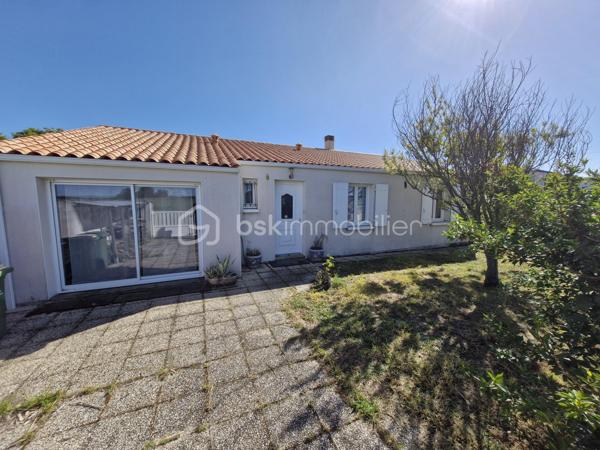 Venez découvrir cette charmante maison de 112m2 sur son terrain clos de 757m2 sans vis-à-vis à Chéray (Saint-Georges-d'Oléron).
Cette maison se compose d'une entrée donnant sur un vaste et lumineux séjour/salle à manger/cuisine ouverte et équipée ( frigo, four, plaques gaz et electrique et lave-vaisselle ), un cellier, 4 chambres, un WC séparé et une salle de bain (douche/baignoire).
Pour la partie jardin paysager vous pourrez profiter d'une grande terrasse couverte avec piscine au chlore, un local technique, une pompe à chaleur et un barbecue pour passer un moment convivial en famille ou entre amis. Un cabanon de bricolage au fond du jardin.
La maison se situe au pied des pistes cyclables, à 10min en vélo de la plage / 5min des commodités( Carrefour Market ) et du marché/ 10min de Saint-Pierre-d'Oléron.
Les points forts : le jardin avec piscine, les commodités, la toiture impeccable, 4 chambres, double vitrage, proche mer et piste cyclable, sans vis-à-vis et au calme.
Le système de chauffage est électrique et insert/cheminée.
L'assainissement se fait par le tout à l’égout.
Idéal familles nombreuses ou pour une retraite paisible.