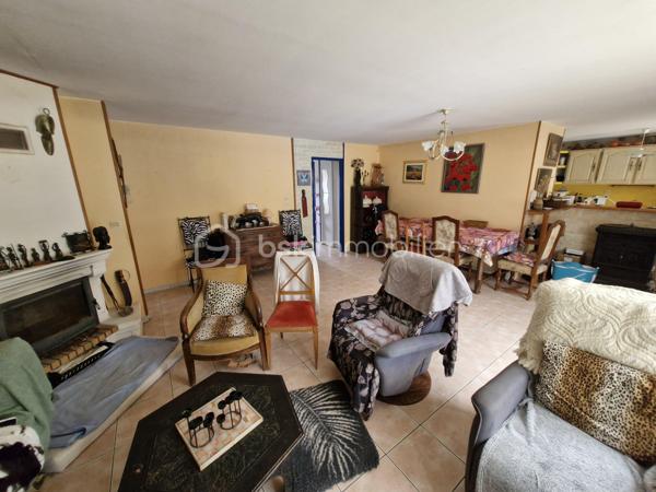 Venez découvrir cette charmante maison de 112m2 sur son terrain clos de 757m2 sans vis-à-vis à Chéray (Saint-Georges-d'Oléron).
Cette maison se compose d'une entrée donnant sur un vaste et lumineux séjour/salle à manger/cuisine ouverte et équipée ( frigo, four, plaques gaz et electrique et lave-vaisselle ), un cellier, 4 chambres, un WC séparé et une salle de bain (douche/baignoire).
Pour la partie jardin paysager vous pourrez profiter d'une grande terrasse couverte avec piscine au chlore, un local technique, une pompe à chaleur et un barbecue pour passer un moment convivial en famille ou entre amis. Un cabanon de bricolage au fond du jardin.
La maison se situe au pied des pistes cyclables, à 10min en vélo de la plage / 5min des commodités( Carrefour Market ) et du marché/ 10min de Saint-Pierre-d'Oléron.
Les points forts : le jardin avec piscine, les commodités, la toiture impeccable, 4 chambres, double vitrage, proche mer et piste cyclable, sans vis-à-vis et au calme.
Le système de chauffage est électrique et insert/cheminée.
L'assainissement se fait par le tout à l’égout.
Idéal familles nombreuses ou pour une retraite paisible.