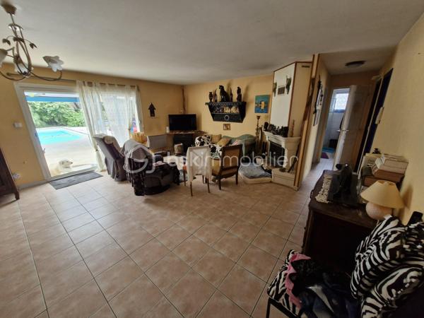 Venez découvrir cette charmante maison de 112m2 sur son terrain clos de 757m2 sans vis-à-vis à Chéray (Saint-Georges-d'Oléron).
Cette maison se compose d'une entrée donnant sur un vaste et lumineux séjour/salle à manger/cuisine ouverte et équipée ( frigo, four, plaques gaz et electrique et lave-vaisselle ), un cellier, 4 chambres, un WC séparé et une salle de bain (douche/baignoire).
Pour la partie jardin paysager vous pourrez profiter d'une grande terrasse couverte avec piscine au chlore, un local technique, une pompe à chaleur et un barbecue pour passer un moment convivial en famille ou entre amis. Un cabanon de bricolage au fond du jardin.
La maison se situe au pied des pistes cyclables, à 10min en vélo de la plage / 5min des commodités( Carrefour Market ) et du marché/ 10min de Saint-Pierre-d'Oléron.
Les points forts : le jardin avec piscine, les commodités, la toiture impeccable, 4 chambres, double vitrage, proche mer et piste cyclable, sans vis-à-vis et au calme.
Le système de chauffage est électrique et insert/cheminée.
L'assainissement se fait par le tout à l’égout.
Idéal familles nombreuses ou pour une retraite paisible.