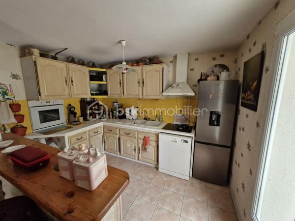Venez découvrir cette charmante maison de 112m2 sur son terrain clos de 757m2 sans vis-à-vis à Chéray (Saint-Georges-d'Oléron).
Cette maison se compose d'une entrée donnant sur un vaste et lumineux séjour/salle à manger/cuisine ouverte et équipée ( frigo, four, plaques gaz et electrique et lave-vaisselle ), un cellier, 4 chambres, un WC séparé et une salle de bain (douche/baignoire).
Pour la partie jardin paysager vous pourrez profiter d'une grande terrasse couverte avec piscine au chlore, un local technique, une pompe à chaleur et un barbecue pour passer un moment convivial en famille ou entre amis. Un cabanon de bricolage au fond du jardin.
La maison se situe au pied des pistes cyclables, à 10min en vélo de la plage / 5min des commodités( Carrefour Market ) et du marché/ 10min de Saint-Pierre-d'Oléron.
Les points forts : le jardin avec piscine, les commodités, la toiture impeccable, 4 chambres, double vitrage, proche mer et piste cyclable, sans vis-à-vis et au calme.
Le système de chauffage est électrique et insert/cheminée.
L'assainissement se fait par le tout à l’égout.
Idéal familles nombreuses ou pour une retraite paisible.