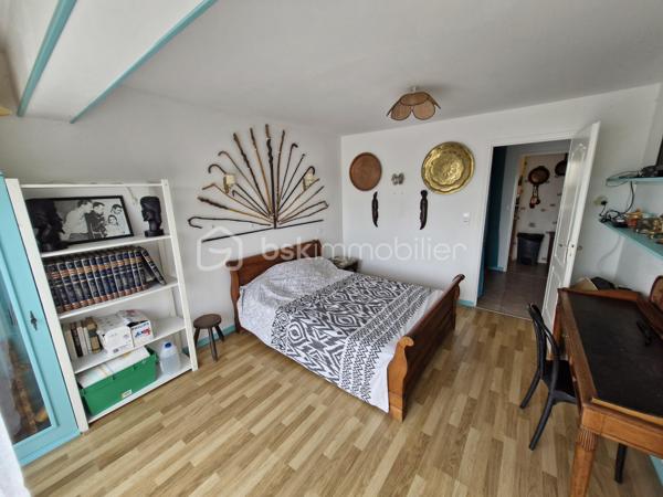 Venez découvrir cette charmante maison de 112m2 sur son terrain clos de 757m2 sans vis-à-vis à Chéray (Saint-Georges-d'Oléron).
Cette maison se compose d'une entrée donnant sur un vaste et lumineux séjour/salle à manger/cuisine ouverte et équipée ( frigo, four, plaques gaz et electrique et lave-vaisselle ), un cellier, 4 chambres, un WC séparé et une salle de bain (douche/baignoire).
Pour la partie jardin paysager vous pourrez profiter d'une grande terrasse couverte avec piscine au chlore, un local technique, une pompe à chaleur et un barbecue pour passer un moment convivial en famille ou entre amis. Un cabanon de bricolage au fond du jardin.
La maison se situe au pied des pistes cyclables, à 10min en vélo de la plage / 5min des commodités( Carrefour Market ) et du marché/ 10min de Saint-Pierre-d'Oléron.
Les points forts : le jardin avec piscine, les commodités, la toiture impeccable, 4 chambres, double vitrage, proche mer et piste cyclable, sans vis-à-vis et au calme.
Le système de chauffage est électrique et insert/cheminée.
L'assainissement se fait par le tout à l’égout.
Idéal familles nombreuses ou pour une retraite paisible.