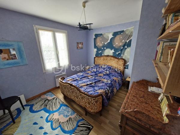 Venez découvrir cette charmante maison de 112m2 sur son terrain clos de 757m2 sans vis-à-vis à Chéray (Saint-Georges-d'Oléron).
Cette maison se compose d'une entrée donnant sur un vaste et lumineux séjour/salle à manger/cuisine ouverte et équipée ( frigo, four, plaques gaz et electrique et lave-vaisselle ), un cellier, 4 chambres, un WC séparé et une salle de bain (douche/baignoire).
Pour la partie jardin paysager vous pourrez profiter d'une grande terrasse couverte avec piscine au chlore, un local technique, une pompe à chaleur et un barbecue pour passer un moment convivial en famille ou entre amis. Un cabanon de bricolage au fond du jardin.
La maison se situe au pied des pistes cyclables, à 10min en vélo de la plage / 5min des commodités( Carrefour Market ) et du marché/ 10min de Saint-Pierre-d'Oléron.
Les points forts : le jardin avec piscine, les commodités, la toiture impeccable, 4 chambres, double vitrage, proche mer et piste cyclable, sans vis-à-vis et au calme.
Le système de chauffage est électrique et insert/cheminée.
L'assainissement se fait par le tout à l’égout.
Idéal familles nombreuses ou pour une retraite paisible.