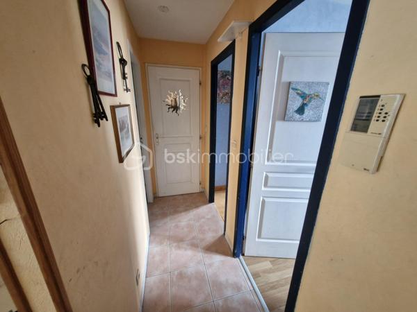 Venez découvrir cette charmante maison de 112m2 sur son terrain clos de 757m2 sans vis-à-vis à Chéray (Saint-Georges-d'Oléron).
Cette maison se compose d'une entrée donnant sur un vaste et lumineux séjour/salle à manger/cuisine ouverte et équipée ( frigo, four, plaques gaz et electrique et lave-vaisselle ), un cellier, 4 chambres, un WC séparé et une salle de bain (douche/baignoire).
Pour la partie jardin paysager vous pourrez profiter d'une grande terrasse couverte avec piscine au chlore, un local technique, une pompe à chaleur et un barbecue pour passer un moment convivial en famille ou entre amis. Un cabanon de bricolage au fond du jardin.
La maison se situe au pied des pistes cyclables, à 10min en vélo de la plage / 5min des commodités( Carrefour Market ) et du marché/ 10min de Saint-Pierre-d'Oléron.
Les points forts : le jardin avec piscine, les commodités, la toiture impeccable, 4 chambres, double vitrage, proche mer et piste cyclable, sans vis-à-vis et au calme.
Le système de chauffage est électrique et insert/cheminée.
L'assainissement se fait par le tout à l’égout.
Idéal familles nombreuses ou pour une retraite paisible.