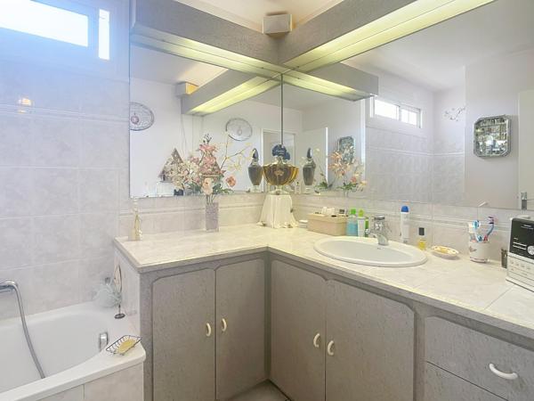 Maison 3 faces avec jardin et cabanon