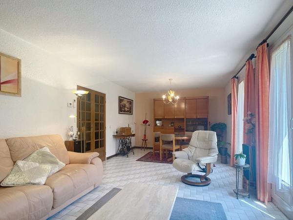 Maison 3 faces avec jardin et cabanon